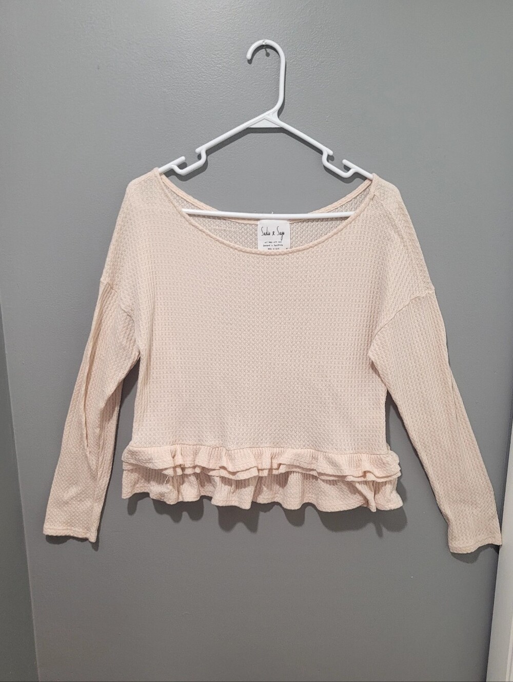 Sadie & Sage Cream Waffle Knit Ruffle Hem Top Sz M